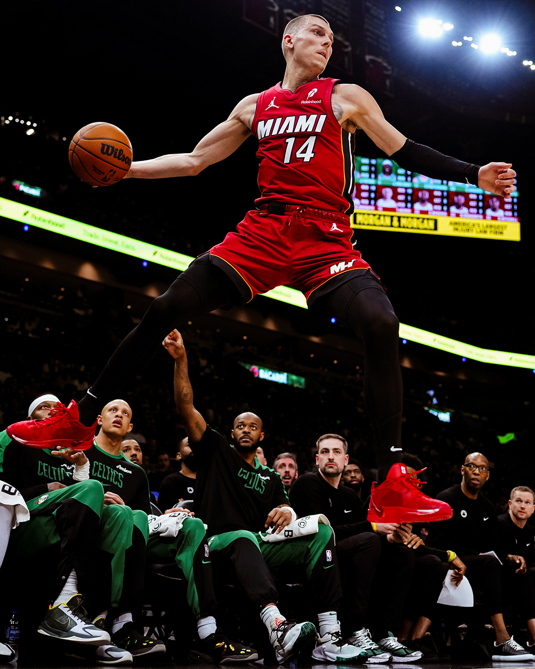 开云体育-逆转之夜！热火最后时刻连续得分取胜，完全希望两个.-开云体育